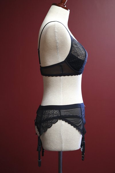 画像17: Chemeris 3 pcs set｜ワイヤー入りブラ＆ガーターベルト＆タンガ3点セット（幾何学模様・シースルー・ブラック） | Obsessive 高級Sexyランジェリー (17)