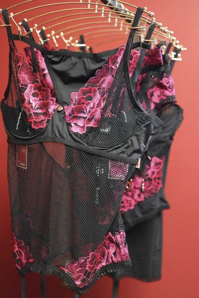 画像30: Rosenty 3-pcs set|ワイヤー入りブラジャー&ガーターベルト&ブラジリアンショーツ3点セット・ブラック×ピンク | obsessive 高級Sexyランジェリー (30)