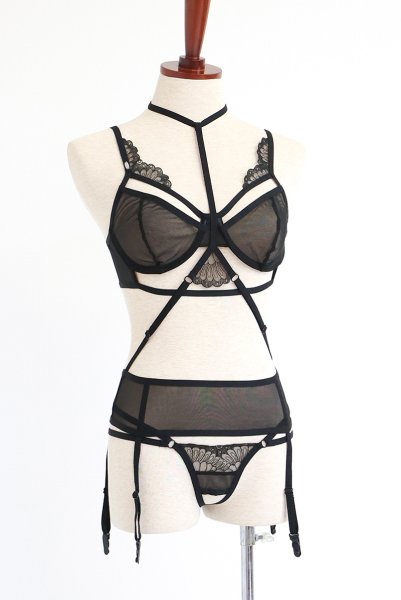 画像25: Premisis Black 3-pcs crotchless set｜ブラ＆チョーカー付きガーターベルト＆クロッチレスタンガ3点セット（ワイヤーあり・シースルー・ブラック） | Obsessive 高級Sexyランジェリー【即日発送・サイズ交換NG・メール便対象】輸入下着・ランジェリー   (25)